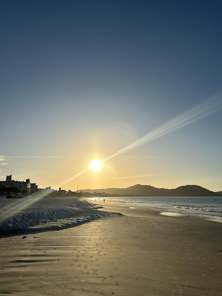 Florianópolis Golfinhos Apart-Hotel - Apto Terreo Frente Ao Mar!!! المظهر الخارجي الصورة